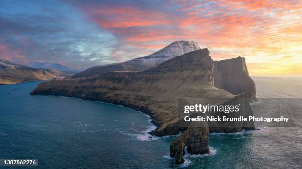 drangarnir, vágar, faroe islands. - farallón fotografías e imágenes de stock