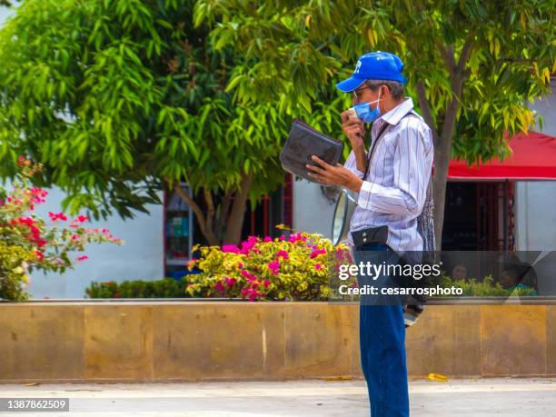 homme religieux lisant la biblie dans un parc public - commission vérité et réconciliation photos et images de collection