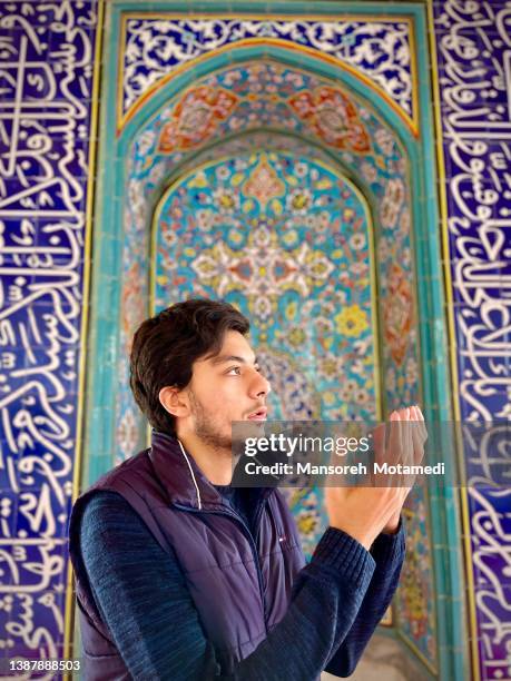 muslim young boy is praying in ramadan - ramadan in india stock-fotos und bilder