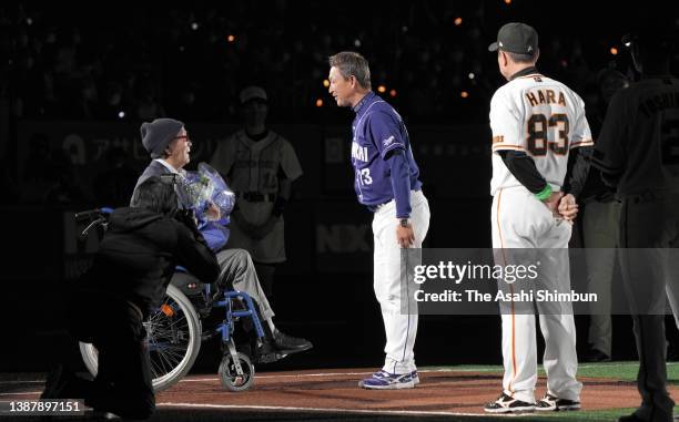 Former Yomiuri Giants head coach Shigeo Nagashima talks with head coach Kazuyoshi Tatsunami of the Chunichi Dragons prior to the game between...