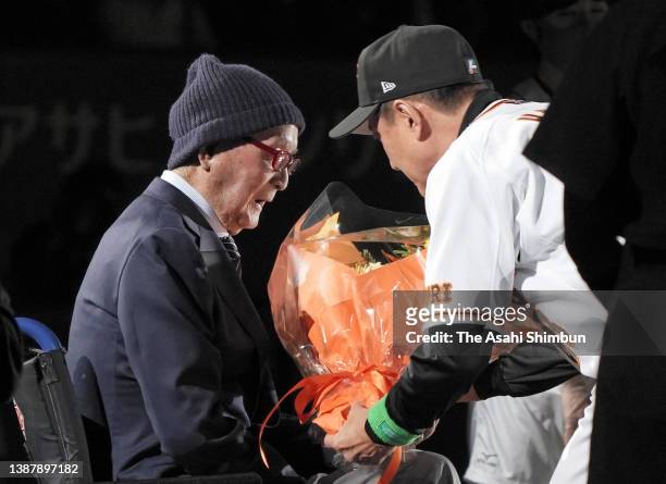 Former Yomiuri Giants head coach Shigeo Nagashima talks with head coach Tatsunori Hara of the Yomiuri Giants prior to the game between Chunichi...