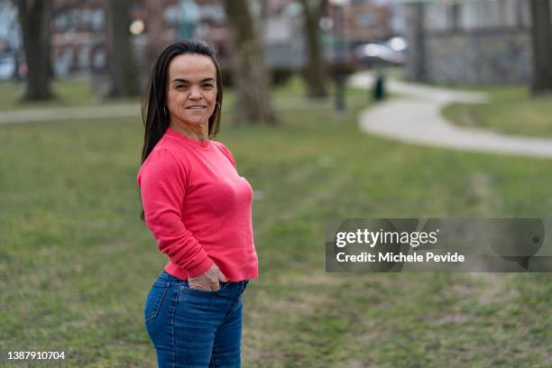 confident latin woman with dwarfism outdoors - dwarf stock pictures, royalty-free photos & images