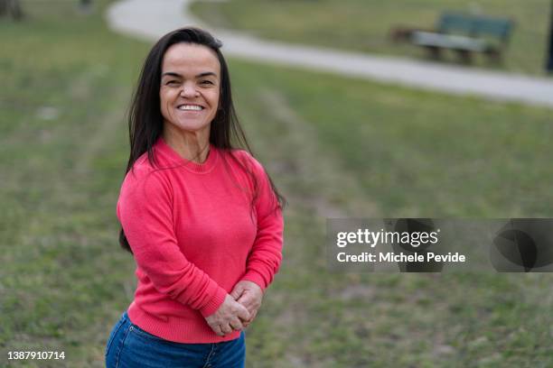 confident latin woman with dwarfism outdoors - ana imagens e fotografias de stock