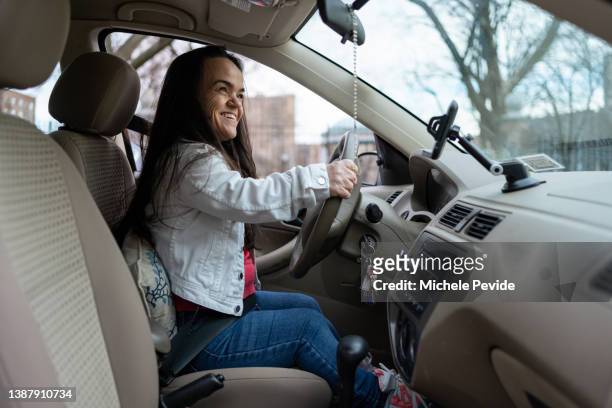 confident latin woman with dwarfism driving - little people stock pictures, royalty-free photos & images