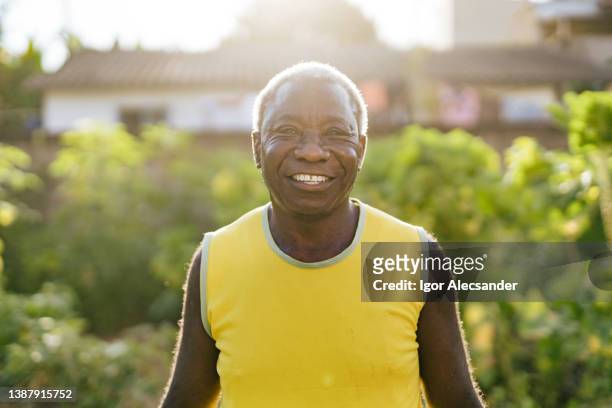 agriculteur brésilien souriant - bresil photos et images de collection