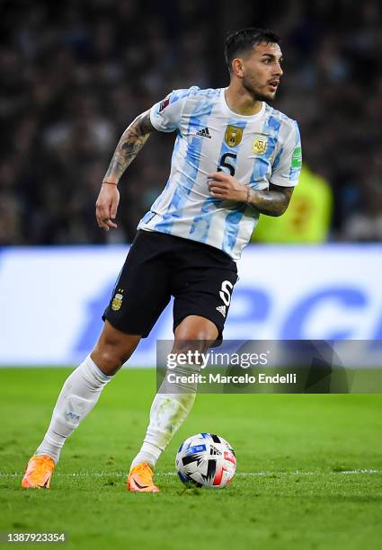 Leandro Paredes of Argentina drives the ball during the FIFA World Cup Qatar 2022 qualification match between Argentina and Venezuela at Estadio...