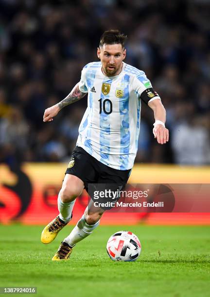 Lionel Messi of Argentina drives the ball during the FIFA World Cup Qatar 2022 qualification match between Argentina and Venezuela at Estadio Alberto...