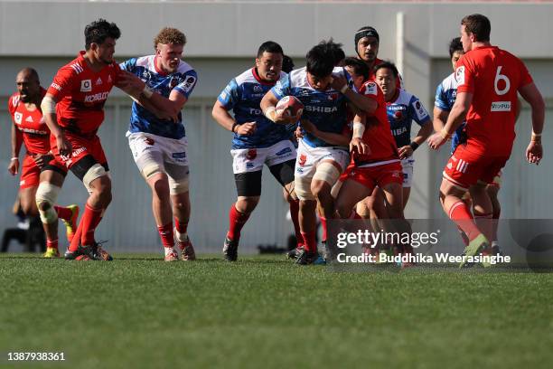 Yoshitaka Tokunaga of Toshiba Brave Lupus Tokyo breaks through the tackle run with ball during the NTT Japan Rugby League One match between Kobelco...