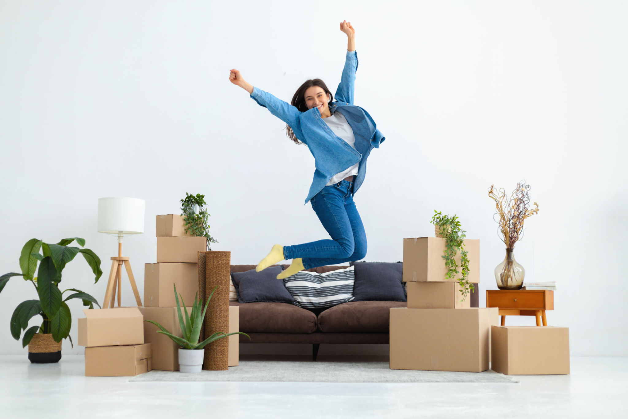 Une jeune femme heureuse est à côté d’elle-même pour déménager dans sa nouvelle maison ou son nouvel appartement. Drôle de femme qui saute pour le bonheur après avoir acheté une nouvelle maison. Logement locatif Une jeune femme heureuse est à côté d’elle-même pour déménager dans sa nouvelle maison ou son nouvel appartement. Drôle de femme qui saute pour le bonheur après avoir acheté une nouvelle maison. Logement locatif