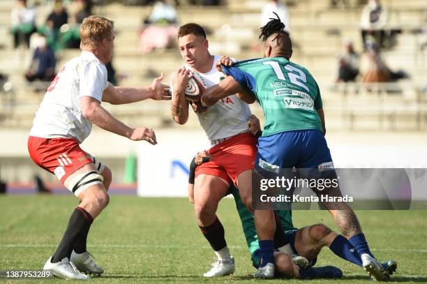 Rob Thompson of TOYOTA VERBLITZ is tackled by Maritino Nemani of NEC Green Rockets Tokatsu during the NTT Japan Rugby League One match between NEC...