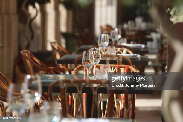 restaurant interior - restaurante fotografías e imágenes de stock