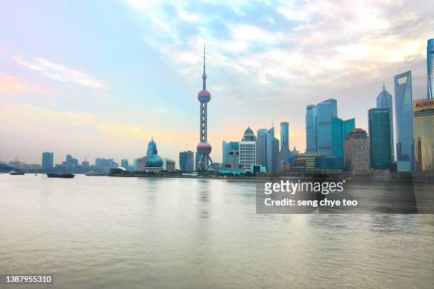 morning shanghai skyline panoramic view - fernsehturm oriental pearl tower stock-fotos und bilder