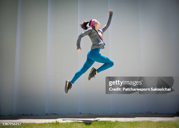 jumping on motion - asian woman beauty shot photos et images de collection