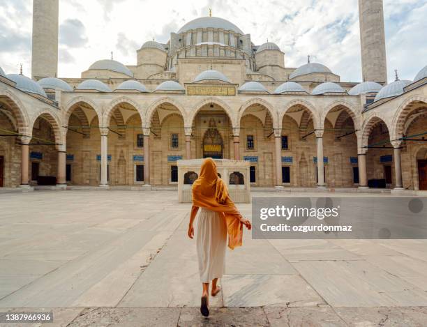 touriste avec foulard marchant dans la mosquée suleymaniye, istanbul, turquie - istanbul photos et images de collection