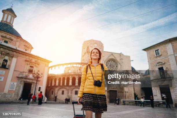 femme de touriste visitant valence, plaza de la virgen - valence espagne photos et images de collection