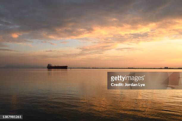 sunrise with container ship - embarcación industrial fotografías e imágenes de stock