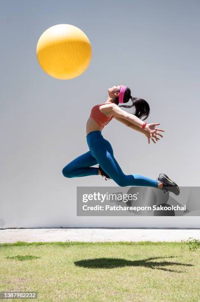 up in the air - gymnastic asian stockfoto's en -beelden