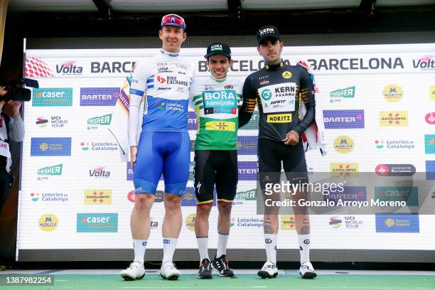 Kaden Groves of Australia and Team BikeExchange - Jayco blue points jersey, Sergio Andres Higuita Garcia of Colombia and Team Bora - Hansgrohe green...