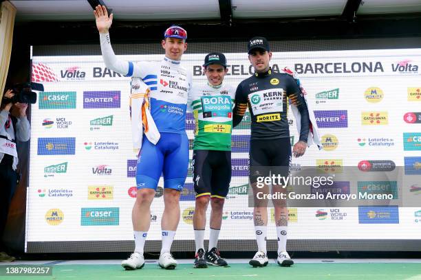 Kaden Groves of Australia and Team BikeExchange - Jayco blue points jersey, Sergio Andres Higuita Garcia of Colombia and Team Bora - Hansgrohe green...