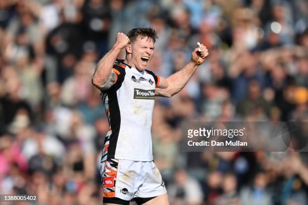 Chris Ashton of Tigers celebrates at the final whistle during the Gallagher Premiership Rugby match between Exeter Chiefs and Leicester Tigers at...