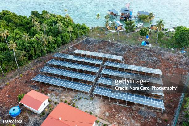 solar panel in selakan island sabah borneo - zonne eiland stockfoto's en -beelden