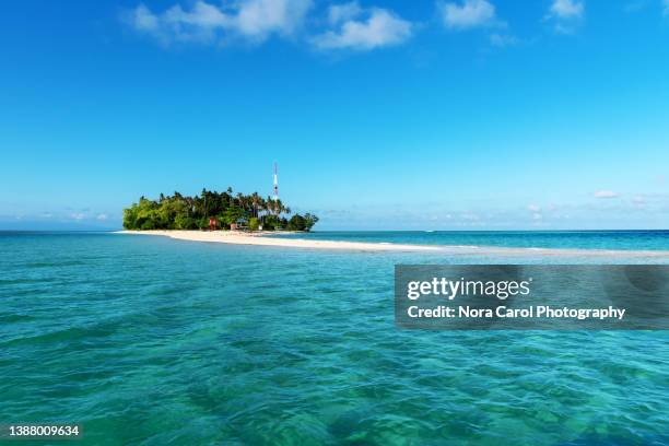 tropical island on a sunny day and clear water - island of borneo fotografías e imágenes de stock