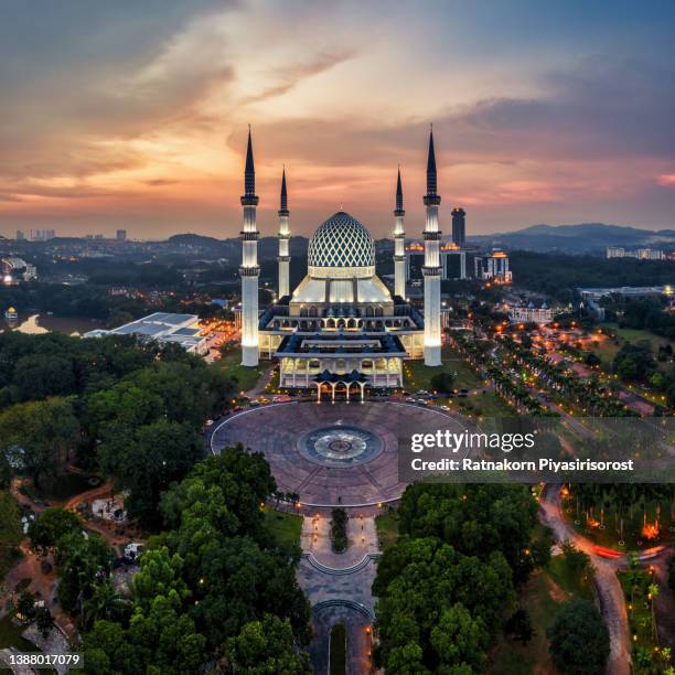 aerial drone view of the sultan salahuddin abdul aziz shah mosque during sunset, malaysia - shah alam foto e immagini stock