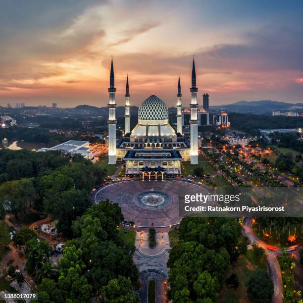 aerial drone view of the sultan salahuddin abdul aziz shah mosque during sunset, malaysia - moskee toerisme stockfoto's en -beelden
