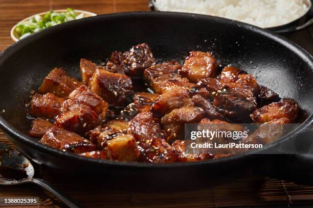 豚バラ肉の煮込み - sweet and sour pork ストックフォトと画像