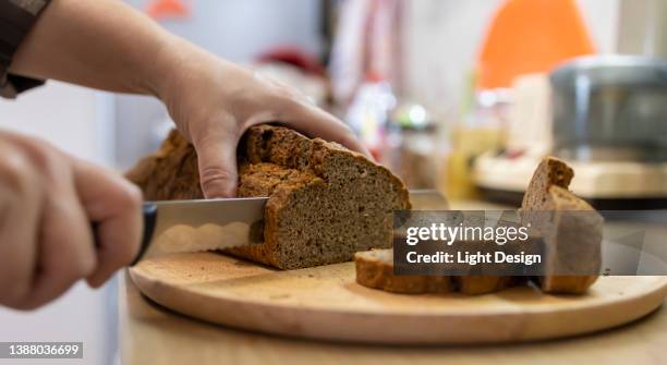 frisch gebackene komfort - vollkornbrot stock-fotos und bilder