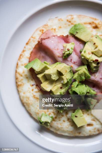 egg white omelette with ham, avocado and pecorino cheese - green eggs and ham 個照片及圖片檔