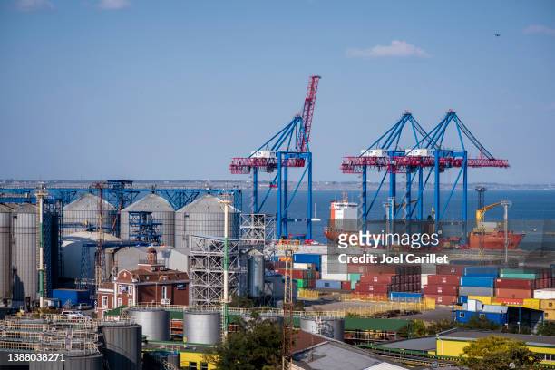 shipping in the ukrainian black sea port of odesa - agriculture in ukraine stock pictures, royalty-free photos & images