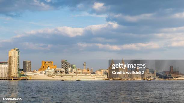 hms queen elizabeth on the liverpool waterfront - ministerie van defensie stockfoto's en -beelden