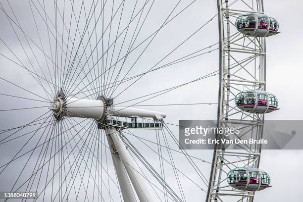 london eye close-up showing the spokes and 3 capsules - eric van den brulle stock pictures, royalty-free photos & images