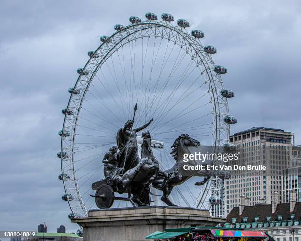 statue boudicca westminster bridge london with london eye - eric van den brulle stock pictures, royalty-free photos & images