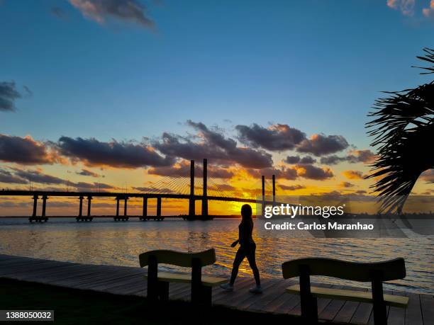 sunrise hike in aracaju, brazil - brasil sergipe aracaju foto e immagini stock