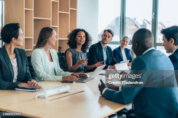 reunión de negocios - leading fotografías e imágenes de stock