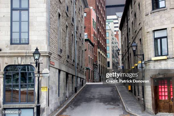 rue saint-jean-baptiste, montreal, quebec, canada - vieux montréal stock-fotos und bilder