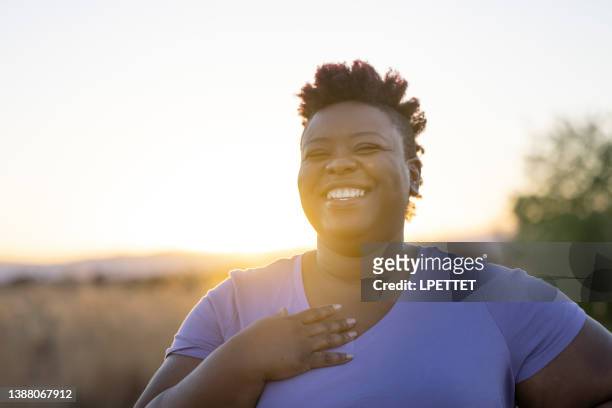 active lifestyle outdoors - short hair for fat women stock pictures, royalty-free photos & images