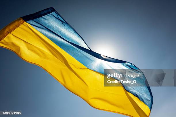 nationalflagge der ukraine - conflit stock-fotos und bilder