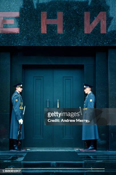 guard of honour at lenin's tomb, moscow, 1990 - lenin mausoleum stock pictures, royalty-free photos & images
