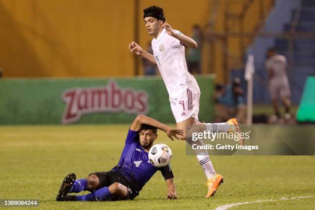 Marcelo Pereira of Honduras competes for the ball with Raúl Jiménez of Mexico during the match between Honduras and Mexico as part of the Concacaf...