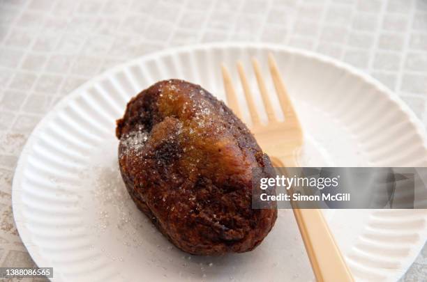rellenito de plátano - a guatemalan plantain sweet fried dumpling filled with black bean paste - on a paper plate - cultura guatemalteca imagens e fotografias de stock