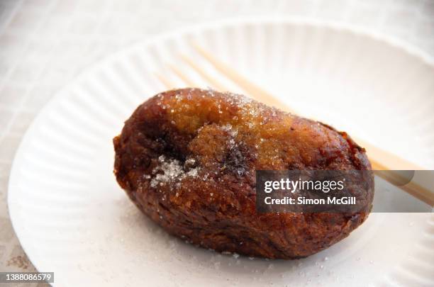 rellenito de plátano - a guatemalan plantain sweet fried dumpling filled with black bean paste - on a paper plate - cultura guatemalteca imagens e fotografias de stock