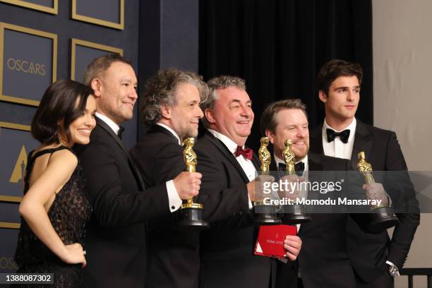 Brian Connor, Paul Lambert, Gerd Nefzer and Tristan Myles winners of the Oscar for Best Visual Effects for “Dune," pose with Presenters Rachel Zegler...