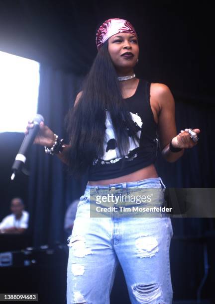 Dawn Robinson of Lucy Pearl performs during KMEL All-Star Jam at Shoreline Amphitheatre on August 12, 2000 in Mountain View, California.