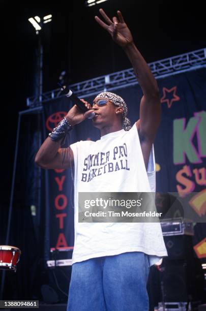Raphael Saadiq of Lucy Pearl performs during KMEL All-Star Jam at Shoreline Amphitheatre on August 12, 2000 in Mountain View, California.