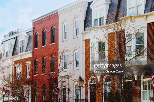 row of townhouses in old town alexandria, virginia - alexandria virginia stockfoto's en -beelden