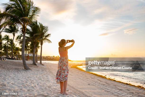girl photographing the sunrise, mexico - yucatan peninsula - fotografias e filmes do acervo