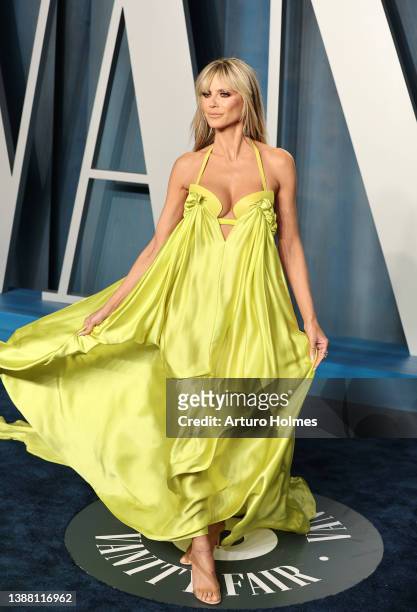 Heidi Klum attends the 2022 Vanity Fair Oscar Party hosted by Radhika Jones at Wallis Annenberg Center for the Performing Arts on March 27, 2022 in...